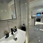 Spacious 1 Bedroom Flat In Foinikoudes! ラルナカ