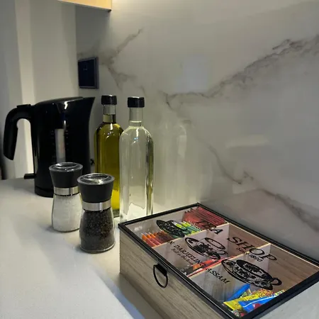 Spacious 1 Bedroom Flat In Foinikoudes! * ラルナカ