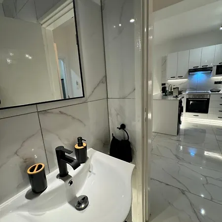 Spacious 1 Bedroom Flat In Foinikoudes! لارنكا