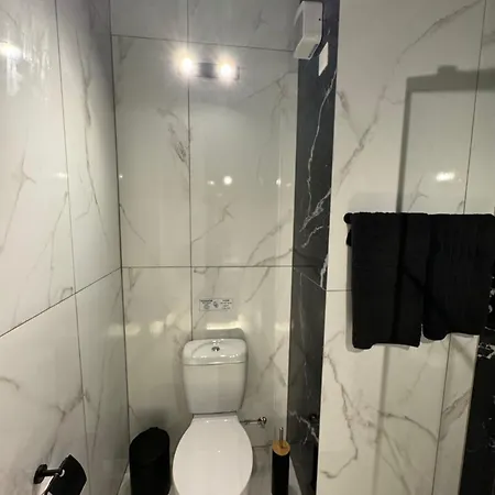 Spacious 1 Bedroom Flat In Foinikoudes! * ラルナカ