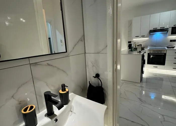 Spacious 1 Bedroom Flat In Foinikoudes! Larnaca