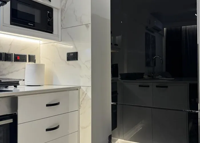 Lejlighed Spacious 1 Bedroom Flat In Foinikoudes! Larnaca